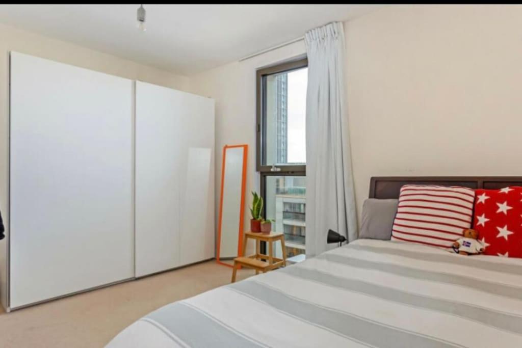 Large One Bedroom With Balcony Londra