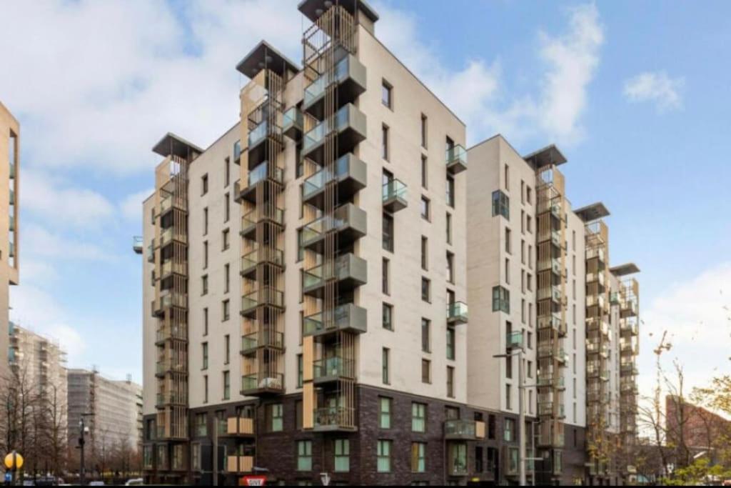 Large One Bedroom With Balcony *