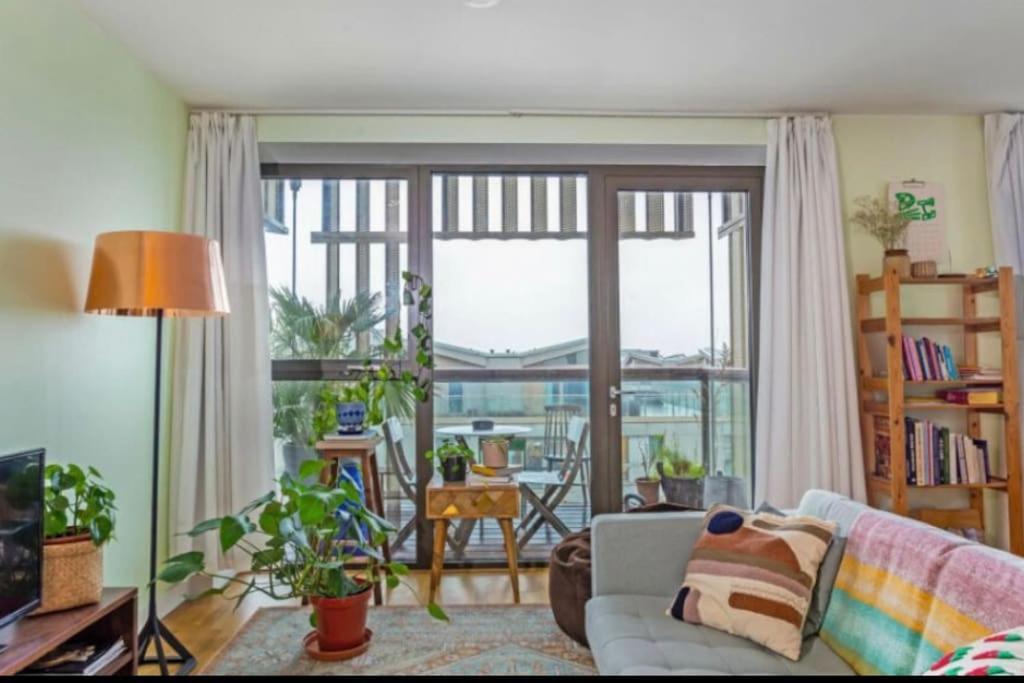 Large One Bedroom With Balcony Londra