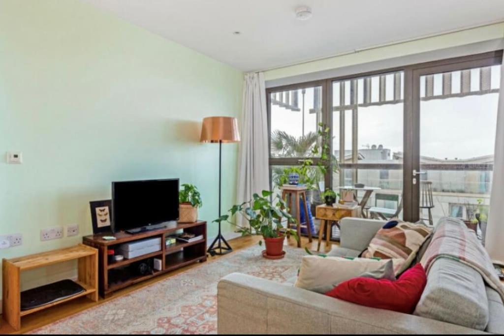 Large One Bedroom With Balcony * Londra